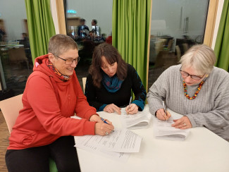 Buck, Frowein, Pfeiffer bei der Vertragsunterzeichnung