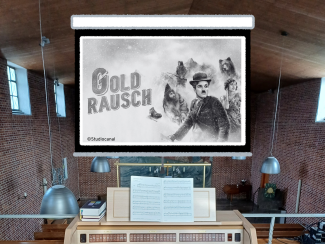 Kinoleinwand mit Goldrausch-Plakat in Kirche