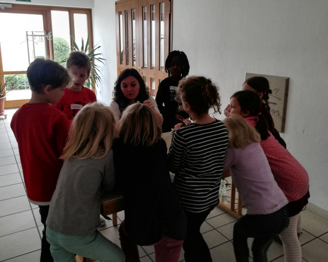 Kinder beim Adventsbasteln